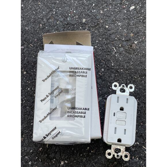 PASS & SEYMOUR LeGrand 1595-TRWRNAW NAFTA GFCI DUPLEX RECEPTACLE White FACEPLATE - Picture 1 of 4